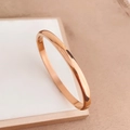 Dettaglio ravvicinato del bracciale in acciaio inossidabile oro rosa con finitura a specchio - Oro rosa