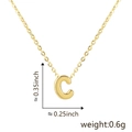 Detail der goldenen Halskette mit C-Anhänger, Maße 0,35 x 0,25 Zoll und Gewicht von 0,6 g - Buchstabe C