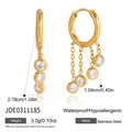 Dettaglio orecchini a cerchio in acciaio placcato oro 18K con nappe di zirconi e catene - Nappa Tripla Catena (JDE0311185)