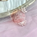 Dettaglio del topper per torta in acrilico rosa con farfalle su tulle rosa - Farfalla Rotondo-Happy Birthday / Oro rosa