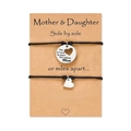 Détail des bracelets mère et fille sur carte cadeau avec texte affectueux en anglais - Gravé Mère et Fille