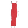 Rode nauwsluitende maxi-jurk met fijne verticale plissétextuur en dunne spaghettibandjes - S / Rood