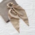 Elegante scrunchie in raso champagne con nastri lunghi e consistenza lucida - 2# Cachi