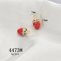 Détail de breloques fraises en émail rouge indiquant 7mm de largeur et 13mm de hauteur - 4473# Fraise