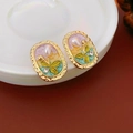 Dettaglio orecchini ovali vintage con perle e diamanti su un piatto di ceramica bianca - Perno in Argento - Stile Floreale Vintage (Oro/Viola/Verde)