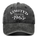 Détail de la broderie blanche 1965 Limited Edition sur la casquette délavée anthracite - Noir
