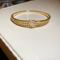 Détail d'un bracelet jonc plaqué or 18K avec chaîne creuse et boucle en zircon - Boucle Décorative Rectangulaire / Or