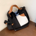 Schwarze Canvas-Tragetasche mit braunen Trägern, weißer Tasche und blauem Knebelverschluss - Schwarz