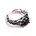 Anello gotico a serpente con teschi e una grande gemma nera rotonda incastonata al centro - US 7 / Stile Teschio Nero