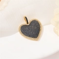 Vista macro de un colgante de corazón de oro de 14k con microincrustaciones de circón - Dorado/Circonita Azul