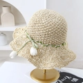 Dettaglio cappello in paglia intrecciato a mano con tesa ondulata e tulipano - Beige Tulipano Bianco