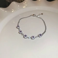Vista detallada de pulsera ajustable de plata con circonitas púrpuras en plato de cerámica - Zirconia Púrpura / Plata-Púrpura