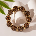 Dettaglio di perline in acrilico leopardato e distanziatori dorati su bracciale - Beaded Bracelet / Leopardo Caffè