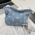 Détail de la trousse de maquillage en jean bleu avec étoiles et étiquette Sozakka - Étoile Bleu Foncé