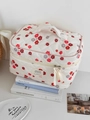 Gesteppte Cord-Kosmetiktasche mit Blumenmuster, Tragegriff und Schleifen-Reißverschluss - Rote Blumen Cord [Kosmetiktasche]