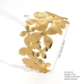 Bracciale rigido largo a C in acciaio inossidabile placcato oro 18K con intagli floreali - Stile floreale traforato oro (B669-02)