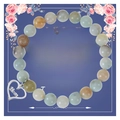 Détail d'un bracelet en pierre naturelle avec breloque cœur et carte de fête des mères - Amazonite