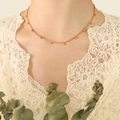 Elegante collana a sfere in oro rosa da donna indossata da una modella con pizzo - 40+5cm / Oro rosa