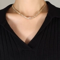 Elegante set di collana dorata con pietre di zirconia rettangolari su una modella - Collana Champagne