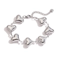 Primer plano de la pulsera de acero inoxidable plateado con siete colgantes de corazón 3D - Plateado