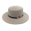 Détail du chapeau de paille gris avec ruban en cuir noir et boucle en métal doré - Gris clair