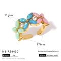 Détail de la bague fleur colorée avec zircon bleu et rose sur acier inoxydable doré - Style Design de Fleur Colorée (NB-R24430)
