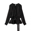 Détail d'un haut en satin noir à manches longues avec ceinture et ourlet volanté - S / Robes / Robe Noire