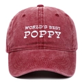 Dettaglio del ricamo World's Best Poppy su un cappellino in cotone lavato rosso - Regolabile / Borgogna