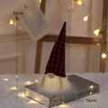 Gnome de Noël lumineux avec chapeau à carreaux rouges et lumière chaude, 32cm - Carreaux Rouges et Noirs avec Lumière