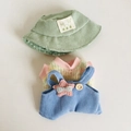 Dreiteiliges Puppen-Outfit mit grünem Cord-Fischerhut, Strickpullover und blauer Latzhose - Passend für 17cm Puppe / Grüne Mütze + Regenbogenpullover + Blaue Latzhose / Grüntöne