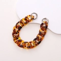 Dettaglio della catena in resina tartarugata con anelli metallici argentati su sfondo bianco - Stile di Liquidazione / Motivo Tigre Tartarugato (K264)