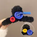 Schwarze Plüsch-Haarklammer mit bunten großen Knöpfen im rot-blauen Kontrast - Knopf-Stil / Schwarz
