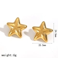 Dettaglio orecchini a stella dorati con trama radiale e dimensioni indicate di 24,5 mm - Orecchini a stella marina con texture radiale dorata (TE60587-G)