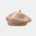 Primer plano de la suave textura de pelo de conejo en una boina de punto beige - Talla única / Caqui