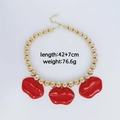 Collier à grosses billes dorées avec trois pendentifs lèvres rouges, 42+7cm, 76,6g. - Collier Lèvres Rouges