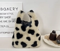 Détail du sac à main en peluche avec motif cœur, texture douce et doublure à carreaux - Coeurs Champagne