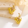 Französischer Vintage-Stil goldene gedrehte Ohrringe auf weißem Steinsockel - E124 Unregelmäßig/Lavatextur