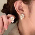 Dettaglio orecchini a fiore dorati con perle pendenti e petali in madreperla su modella - Stile 7 Orecchini a Bottone a Fiore di Perle e Zircone