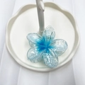 Molla per capelli a fiore di frangipane blu sfumato con glitter per look da spiaggia - 8cm / Fiocco di Neve Blu
