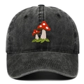 Dettaglio del ricamo a fungo su un cappello da baseball in cotone lavato vintage - Regolabile / Nero