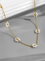 Dettaglio della collana dorata con cinque delicati ciondoli a forma di margherita in perle - X658 Collana-Cinque Fiori