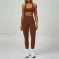 Completo da yoga marrone scuro con reggiseno sportivo incrociato e leggings a vita alta - S / Reggiseno sportivo + Leggings / Marrone Sabbia