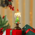 Detailansicht einer goldenen Weihnachts-Kerzenlaterne mit einem Miniaturbaum im Inneren - Weihnachtsbaum