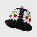 Cappello da pescatore all'uncinetto con ciliegia rossa e bordo a balze smerlato - Taglia unica / Nero