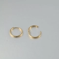 Orecchini a cerchio minimalisti in acciaio inossidabile dorato con chiusura a scatto - 1.6x10mm / Oro
