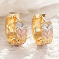 Elegante gouden U-vormige creolen met zilveren en roze hartpatronen in reliëf - Driekleurige Hartstijl (E4496) / Goud