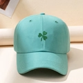 Dettaglio del cappello in cotone verde menta con ricamo a quadrifoglio verde scuro - Taglia unica / Verde Acqua