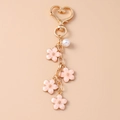 Dettaglio portachiavi a cuore dorato con fiori di ciliegio rosa e perle bianche - Anello a Cuore / Rosa