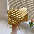 Petit sac bandoulière doré métallisé avec matelassage en V et chaîne élégante - Doré