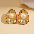 Detailaufnahme von Vintage Gold-Ohrringen mit weißer Perle und rotem Emaille-Rand - Gold (Silberner Ohrringstecker)